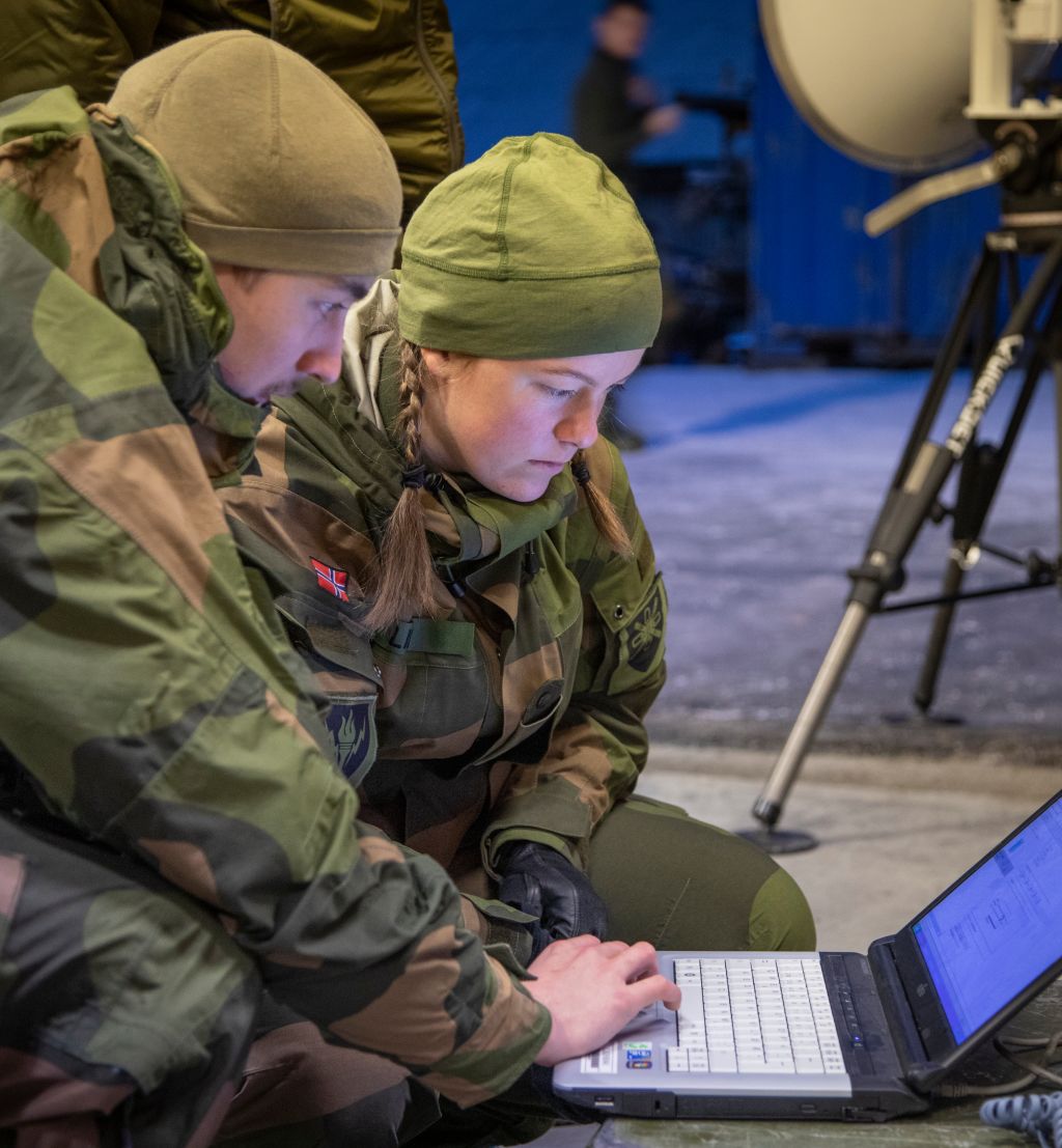 Cybertekniker-elever fra Cyberforsvarets våpenskole under deres vinter-/sambandsøvelse i Trøndelag, november 2019