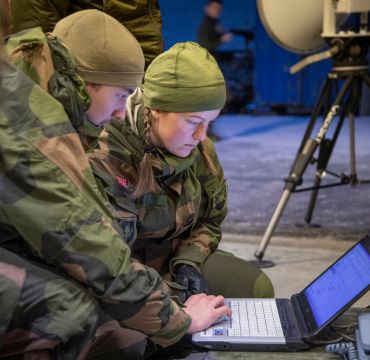 Cybertekniker-elever fra Cyberforsvarets våpenskole under deres vinter-/sambandsøvelse i Trøndelag, november 2019