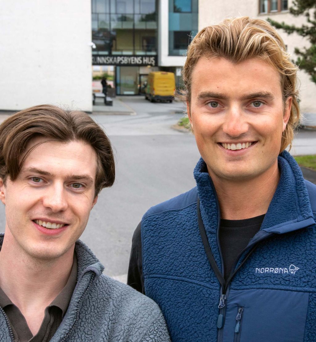 To sommarstudentar fotografert framfor Kunnskapsbyens hus på Kjeller i Lillestrøm kommune.