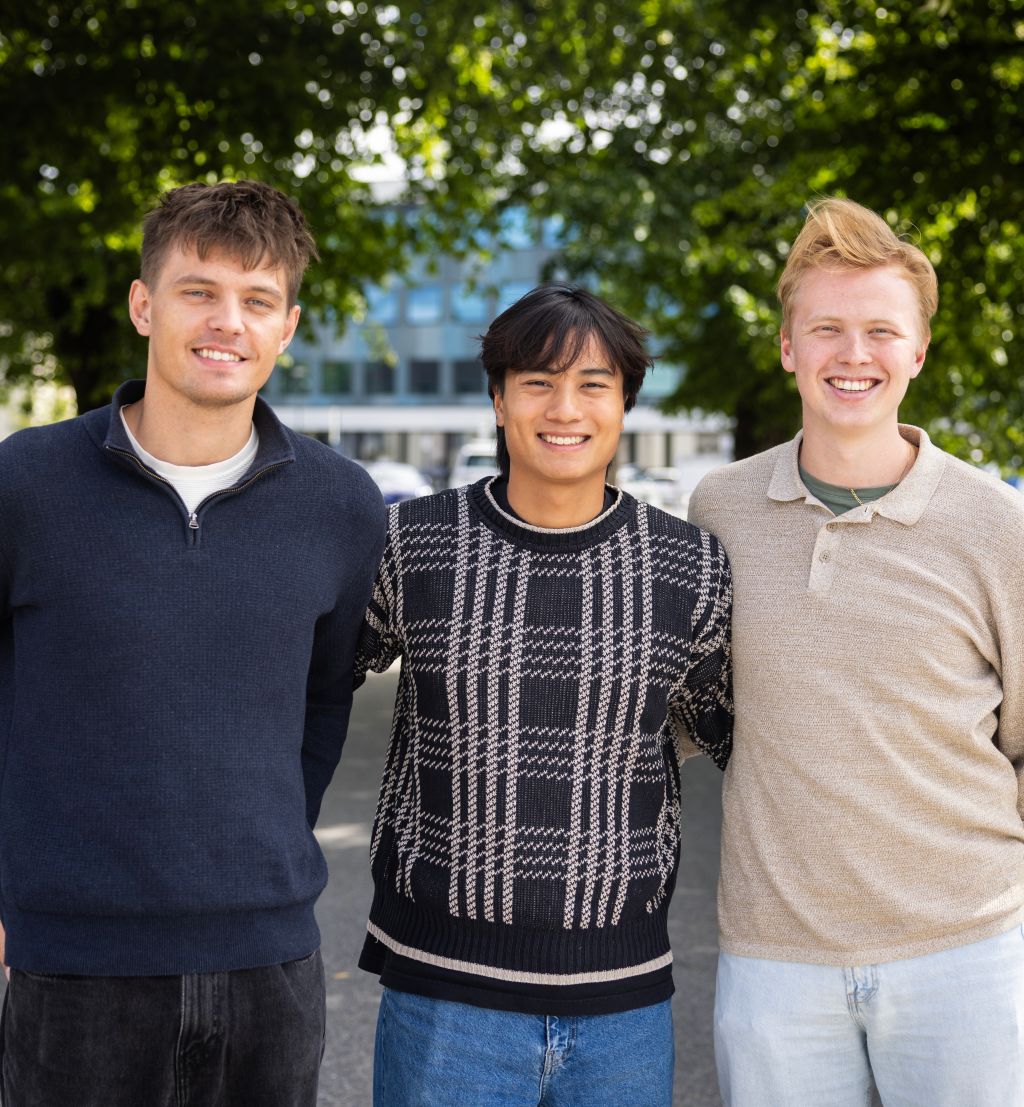 Portrett av tre studenter. Utendørs. Sommer.