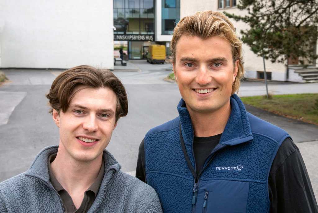 To sommarstudentar fotografert framfor Kunnskapsbyens hus på Kjeller i Lillestrøm kommune.