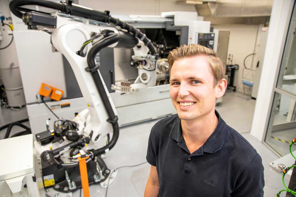 Ung mann i t-skjorte står inne på et teknisk rom