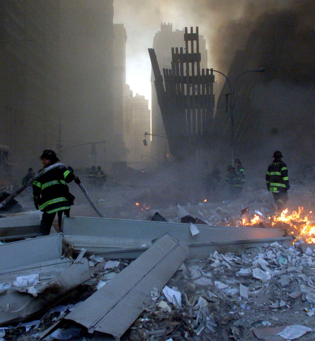 Brannmenn jobber i runinene av World Trade Center 11. september 2001.