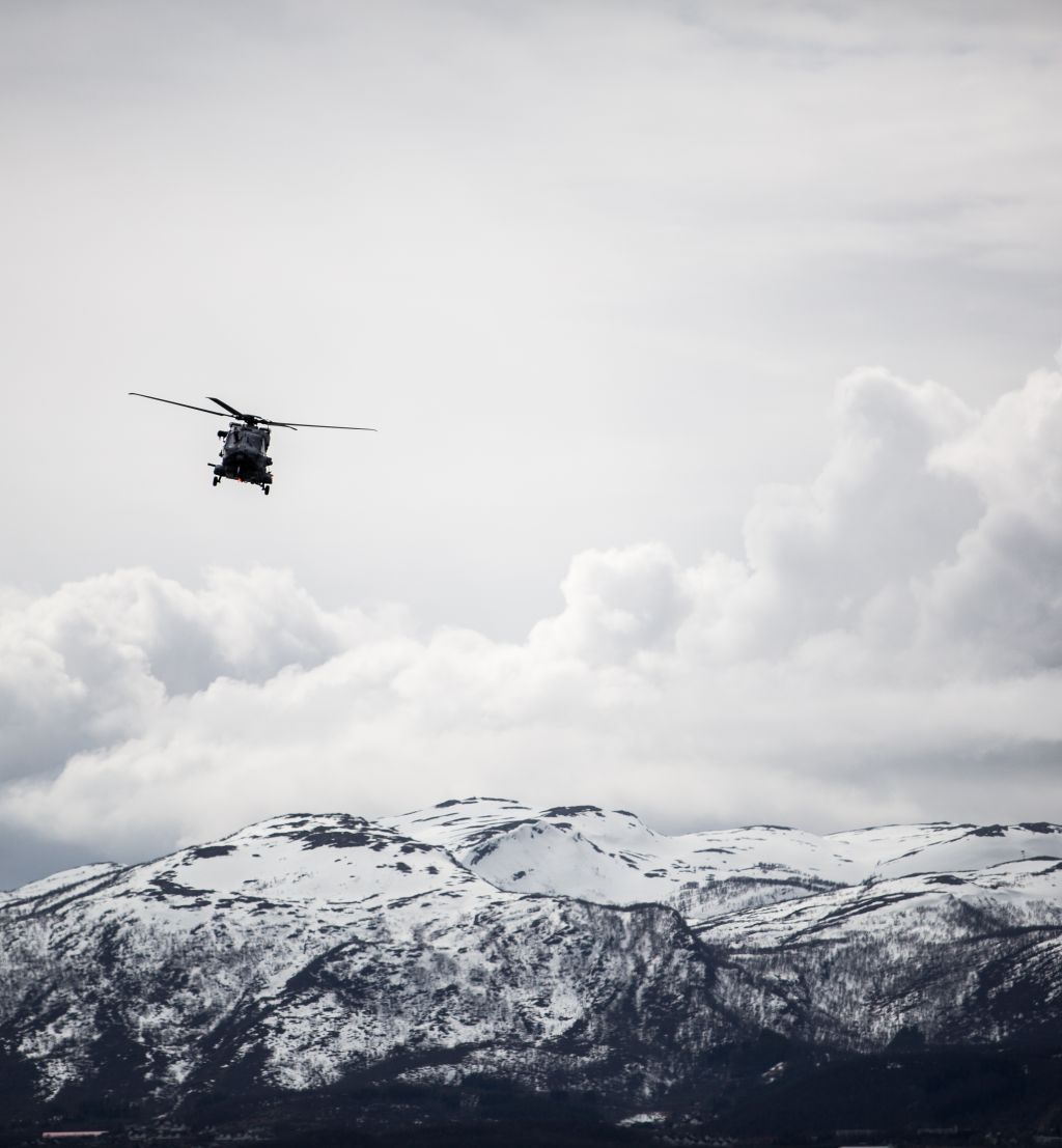 NH90 trener for første gang om bord på KV Senja