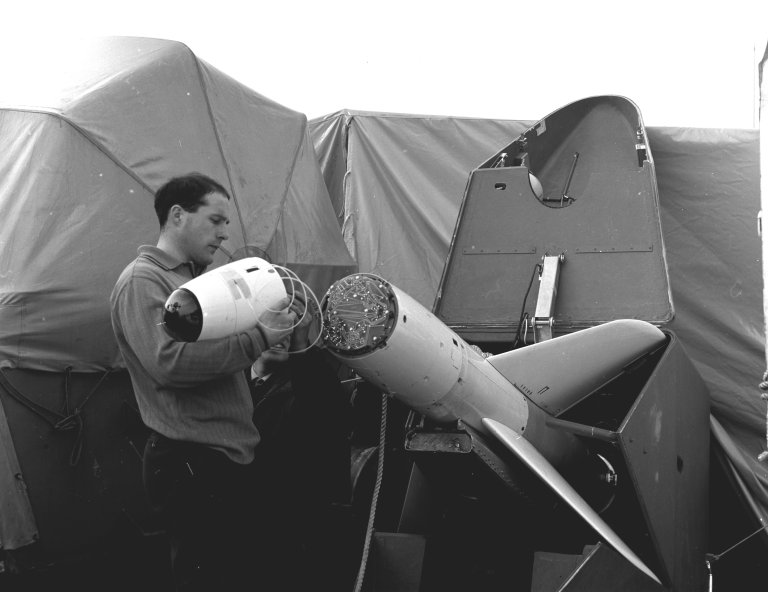 FFI-forsker Arnt Øvreness med Penguin-missilet 1970