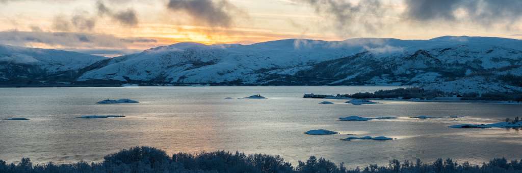 Vinterlandskap. Hav og fjell.