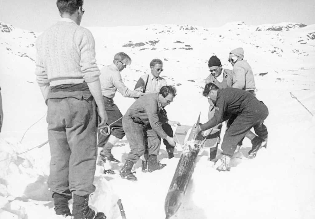 FFI-forskere gjør klart for forsøk med Terne i 1950. Foto
