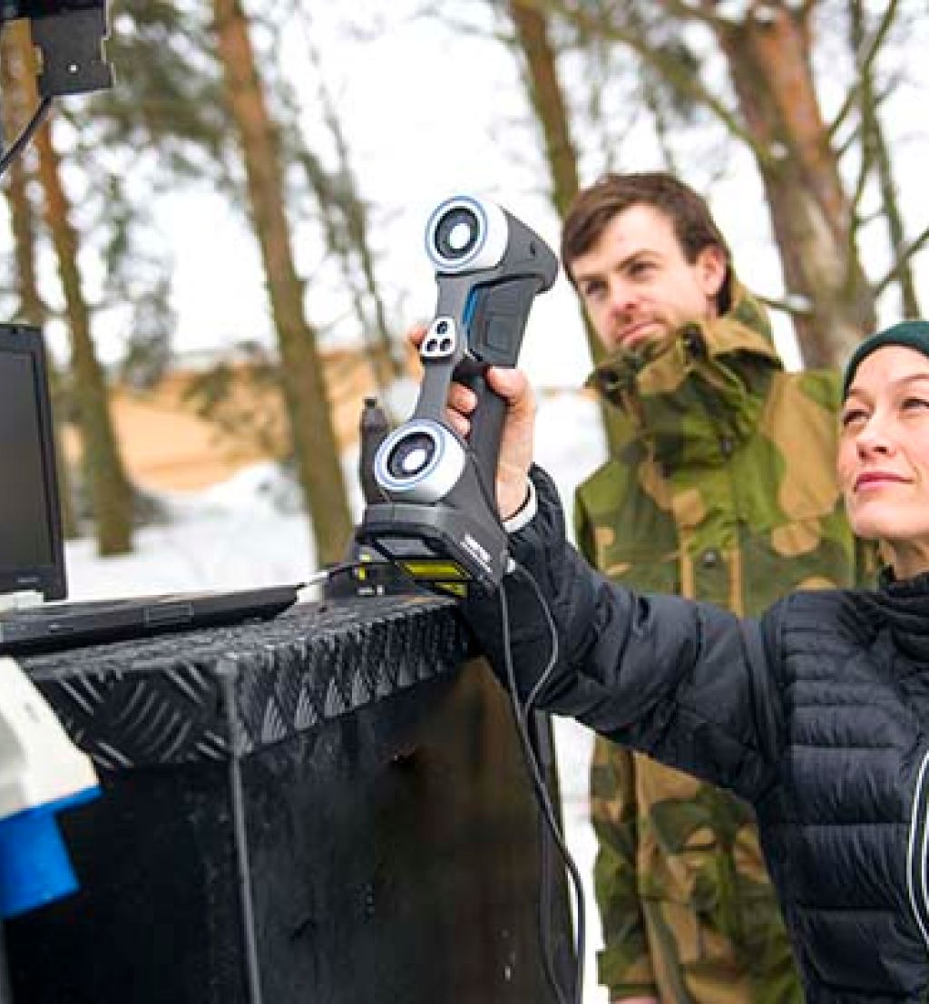 forsker demonstrerer 3d-printing i felt