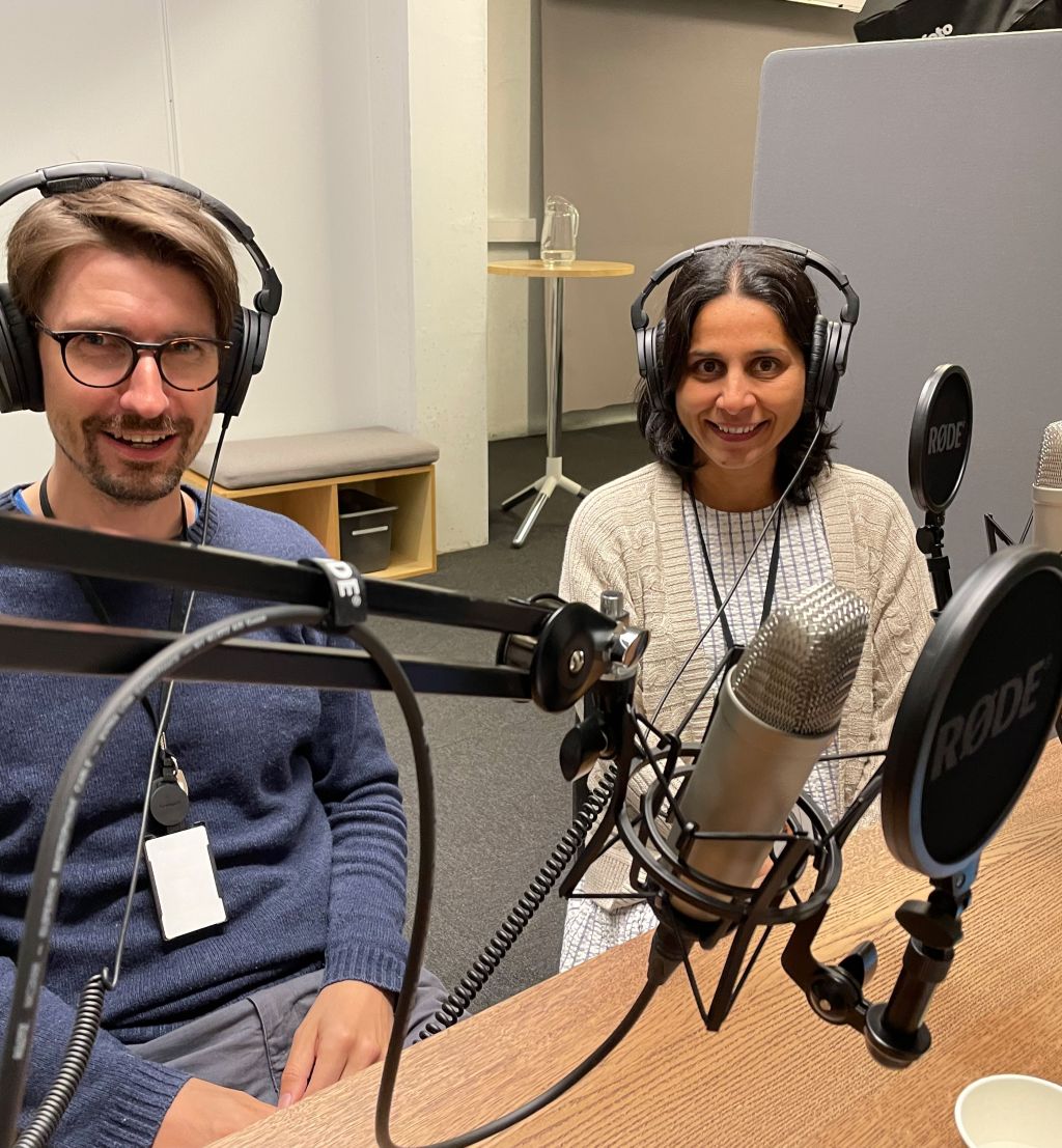 Forskerne Arne Joakim Coldevin Bunkan og Fatima Ibsen sitter i FFIs podkaststudio med mikrofoner og hodetelefoner.