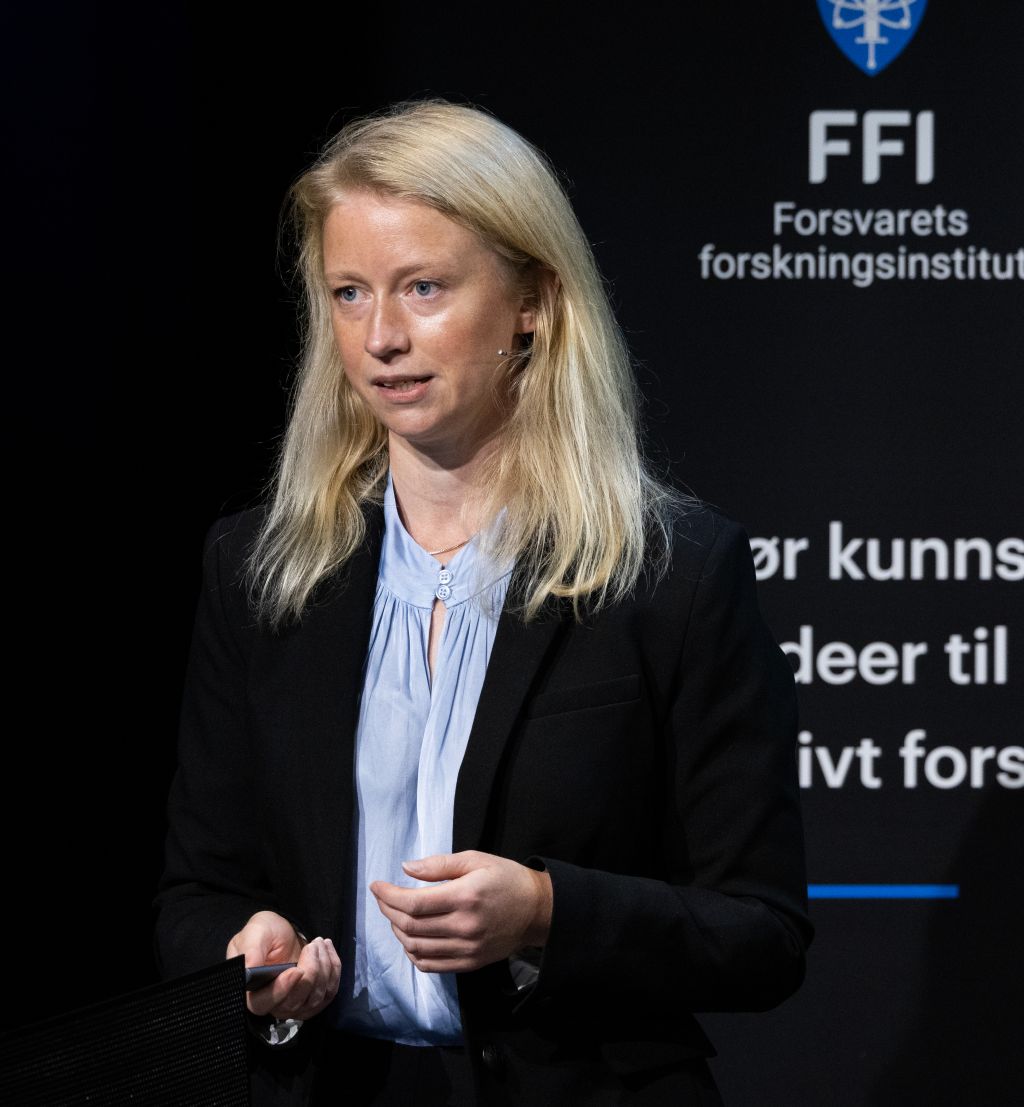Portrett av Kristin Waage på scenen i deichmansalen i Oslo sentrum.