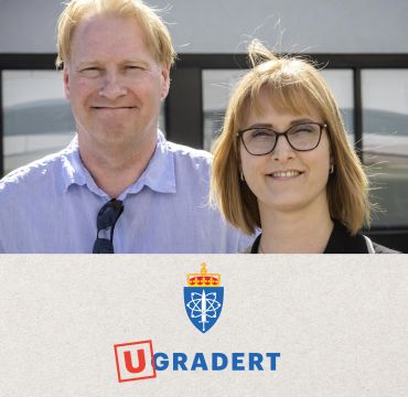 Podkastbildet frå Ugradert. Rødal Holhjem til høyre og Evensen til venstre. Ugradert logoen nederst på bildet.