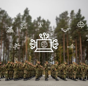 Soldater står på rekke. Over dem er det lagt inn symboler og ikoner som representerer kunstig intelligens