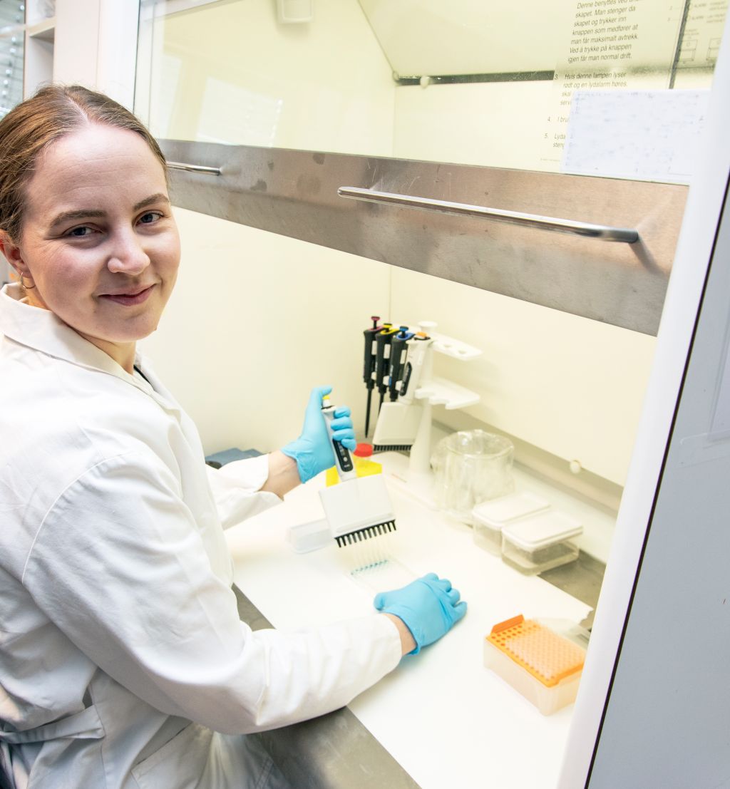 kvinne i laboratorium med prøvetakning