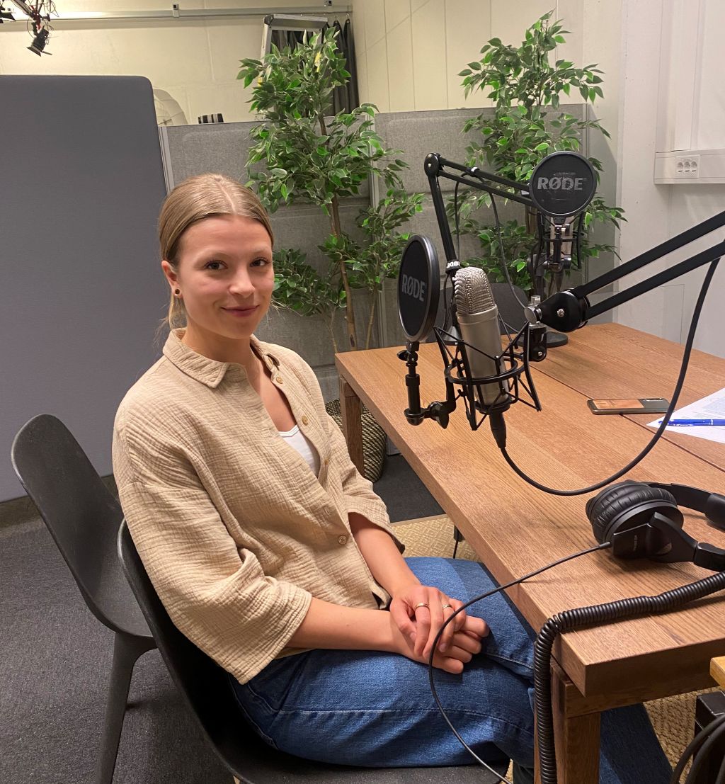 Cassandra Granlund i podkaststudio