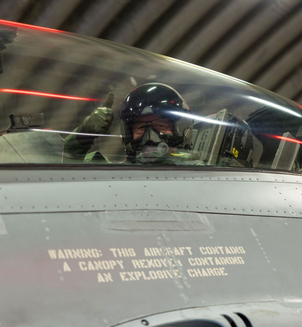 Forsvarsminister Bjørn Arild Gram gir tommel opp i cockpit på en F-16.