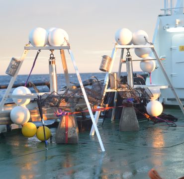 Prøvetakeutstyr til bruk på havbunnen står på ent skipsdekk