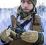 Soldat i vinteruniform som holder en drone, en Black Hornet 3.