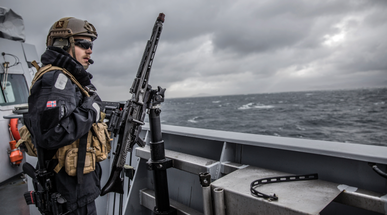 KNM Roald Amundsen, under ledelse av Eivind Kvalvåg, drar på tokt til Svalbard for å hevde suverenitet i området.