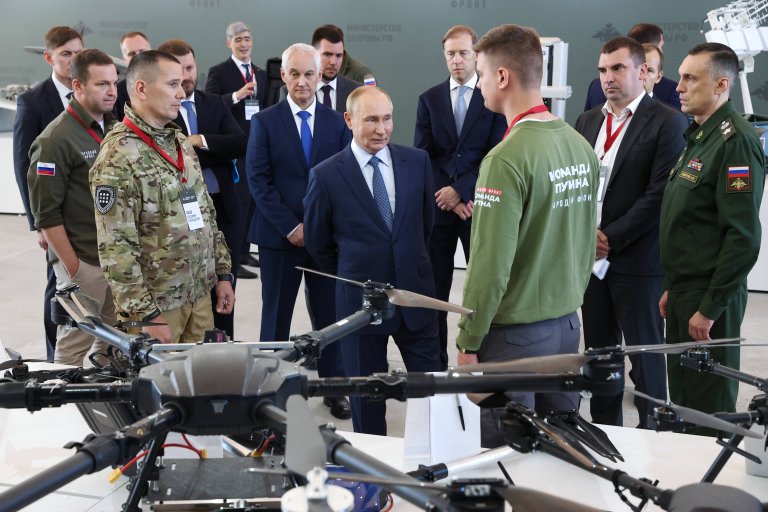 Russia Putin Northwestern Federal District 8768572 19.09.2024 Russian President Vladimir Putin, accompanied by Deputy Head of the Russian Presidential Administration Maxim Oreshkin, Defence Minister Andrei Belousov and First Deputy Prime Minister Denis Manturov, visits the Special Technology Centre in St. Petersburg, Russia. Valeriy Sharifulin / POOL St. Petersburg Russia PUBLICATIONxINxGERxSUIxAUTxESTxLTUxLATxNORxSWExDENxNEDxPOLxUKxONLY Copyright: xValeriyxSharifulinx