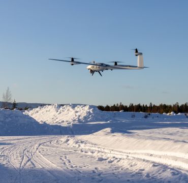 Drone tar av i vinterlandskap under Arctic warrior experiment på Rena januar 2023.