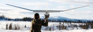 Soldat sender drone av gårde i vinterlandskap