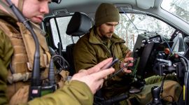 To heimevernssoldater tester nytt taktisk terminal i et kjøretøy.